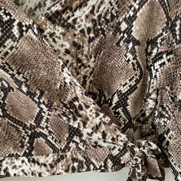 Snake print wrap flutter sleeve crop blouse NWOT - Picture 6 of 7